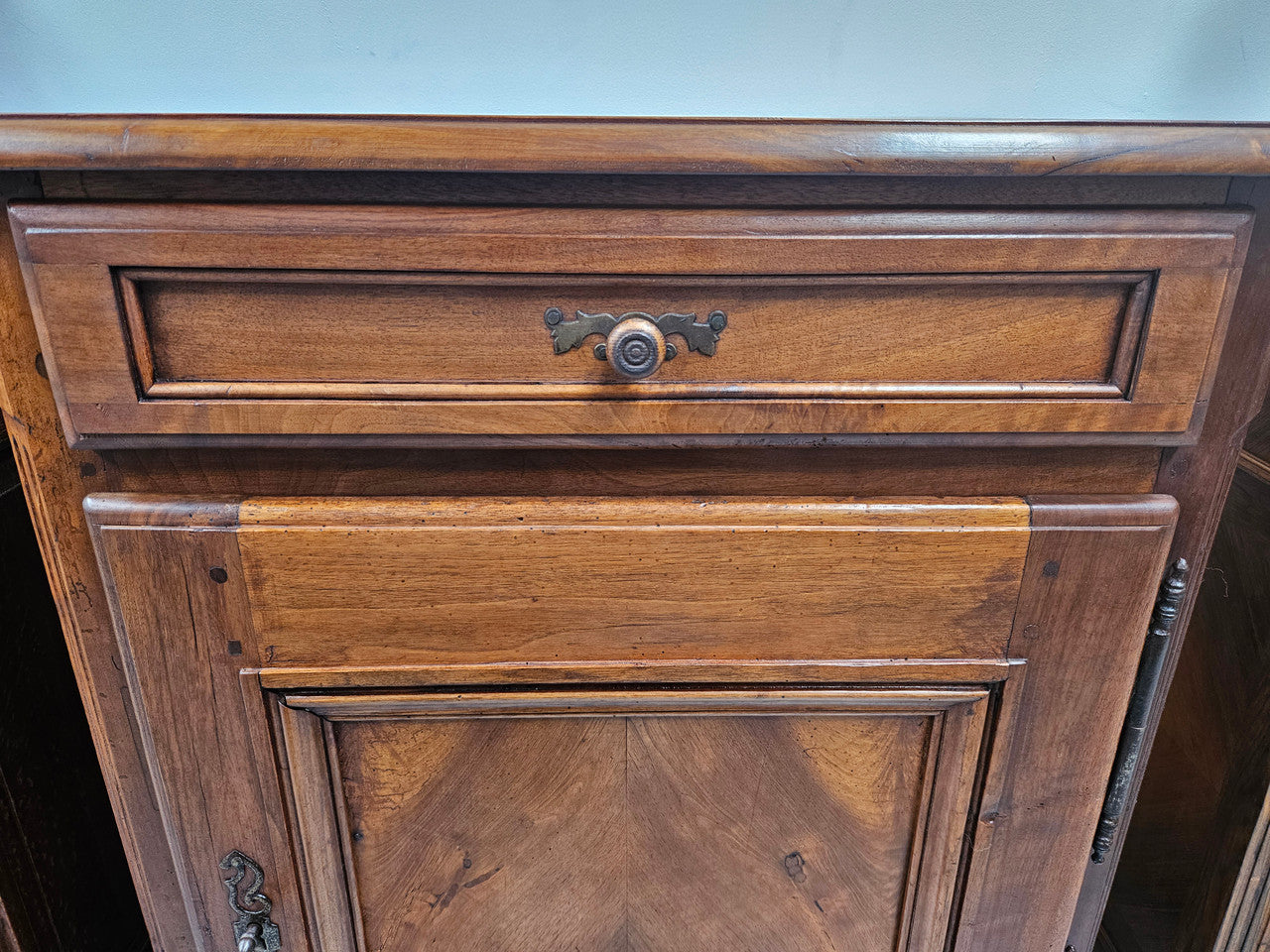 Louis XVth style walnut cupboard with 1 drawer & 2 shelves. Circ: 1930's. In good original condition.