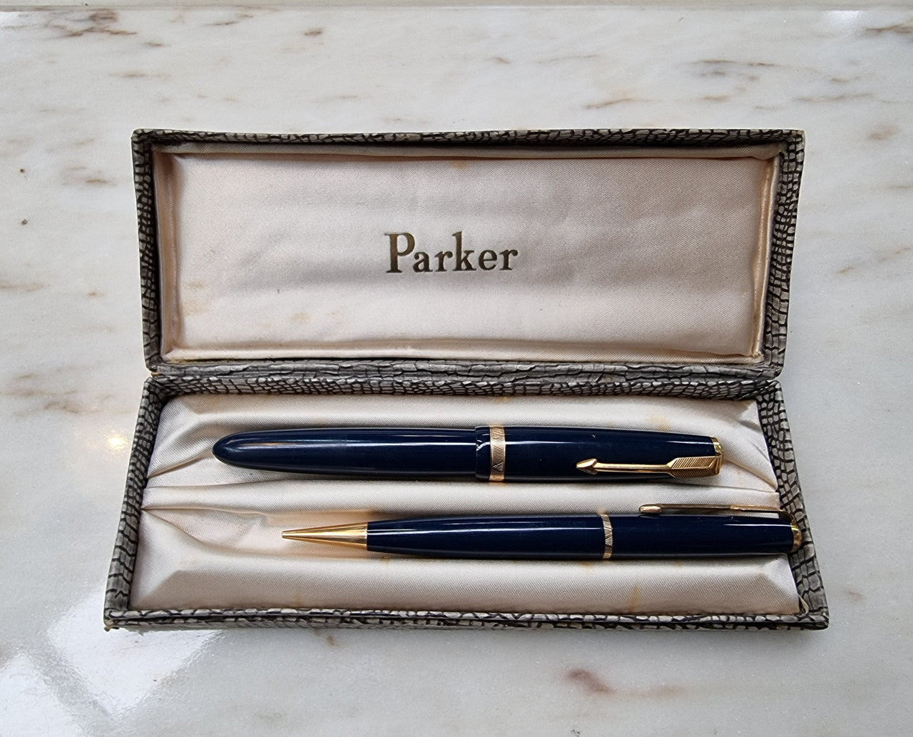 Lovely rare parker Duo Fold pen set . Fountain pen has a 14k Gold Nib. In original box.