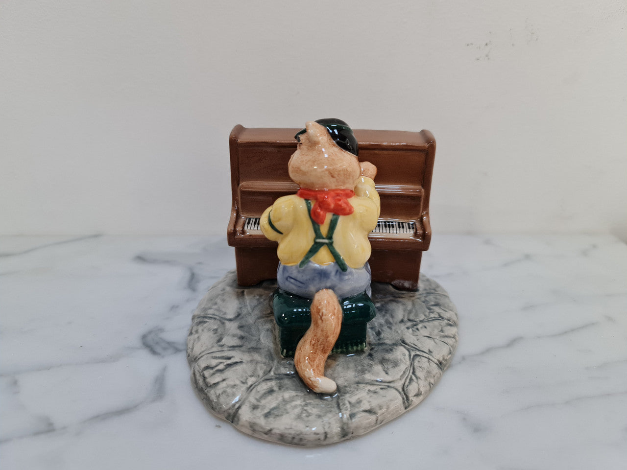 Amazing Beswick cat band figurines. There are 6 figurines including Fat Cat (Piano), Purrfect Pitch, Trad Jazz Tom, Rathcatcher Bilk, One Cool Cat and Cat Walking Bass. They are all in excellent original condition.