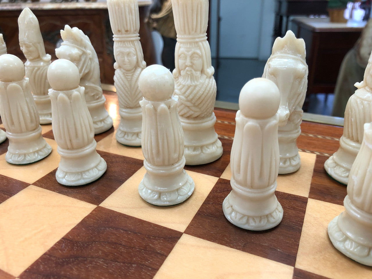 Lovely vintage chess set of handcrafted Takaka chess pieces from Crisan Craft in good condition, made in New Zealand.