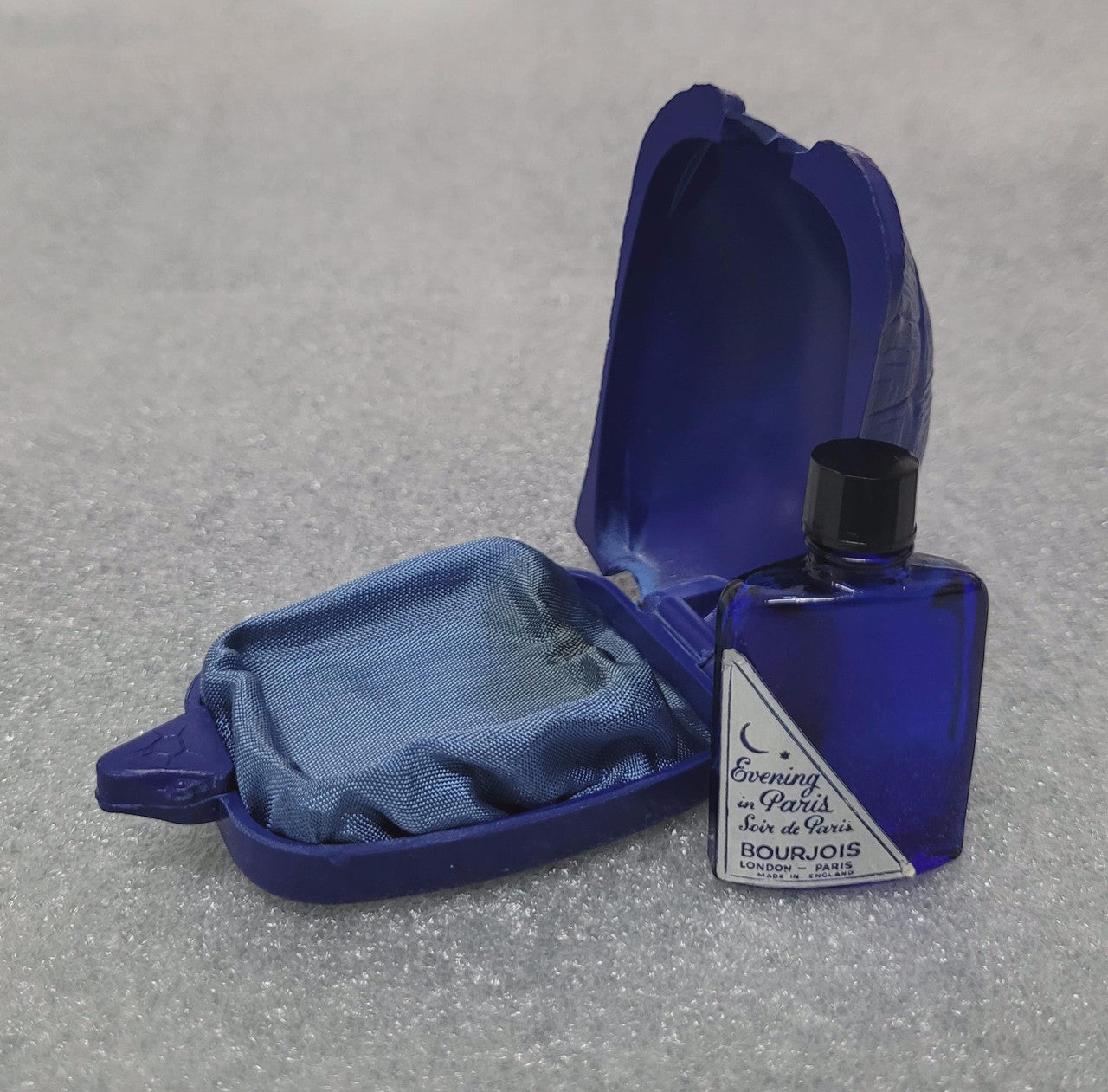 Stunning blue turtle Bakelite case with original perfume bottle, evening in Paris "Bourjois". In original box, in great original condition.