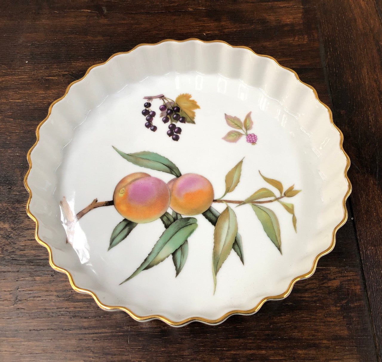 Royal Worcester "Evesham" porcelain gold trim quiche baking dish, 22cm in diameter. In good condition please view photos as they form part of the description.