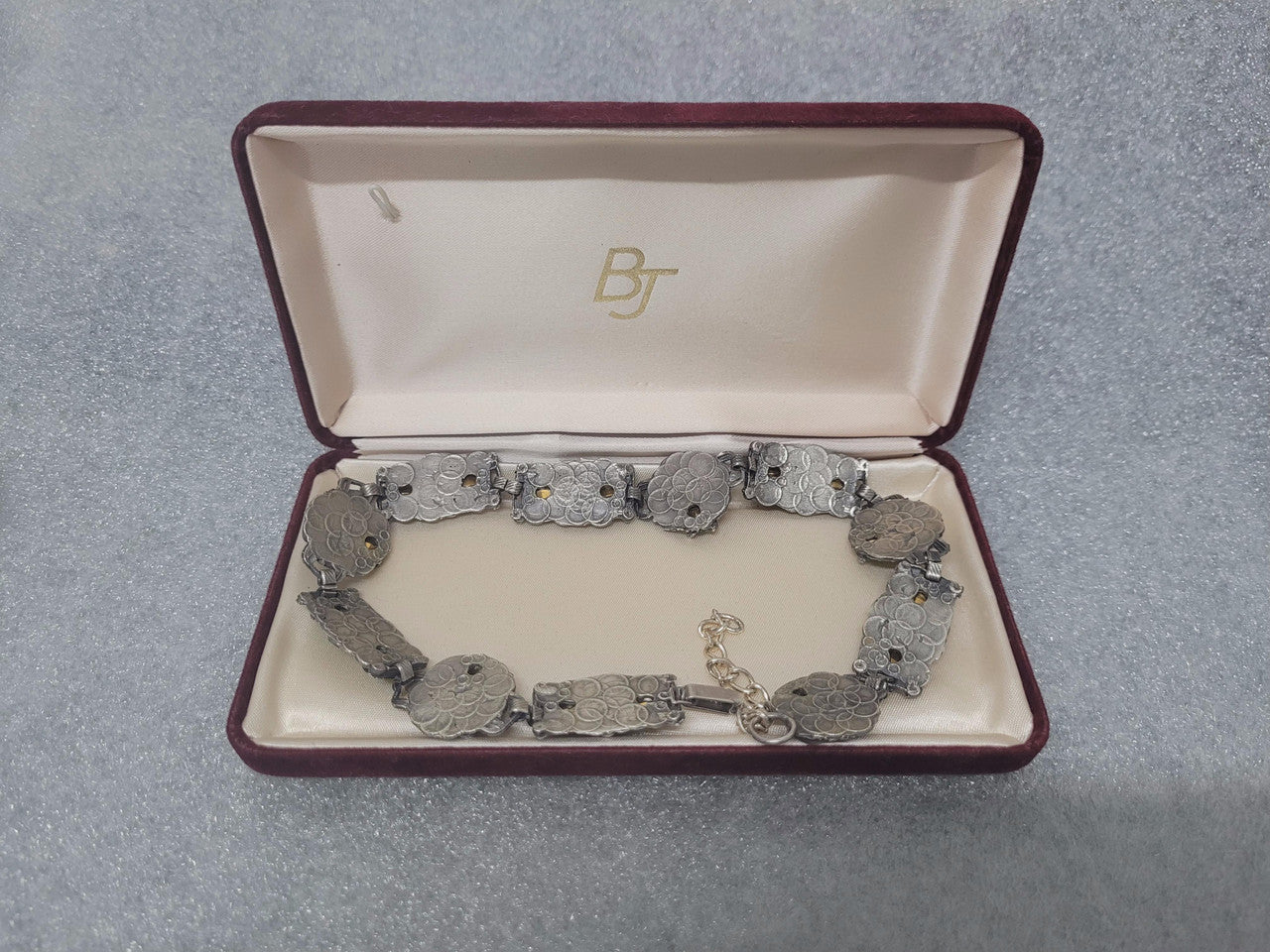 Lovely Vintage metal & green stone necklace with great detail. In original red velvet jewellery box/case. In good original condition.