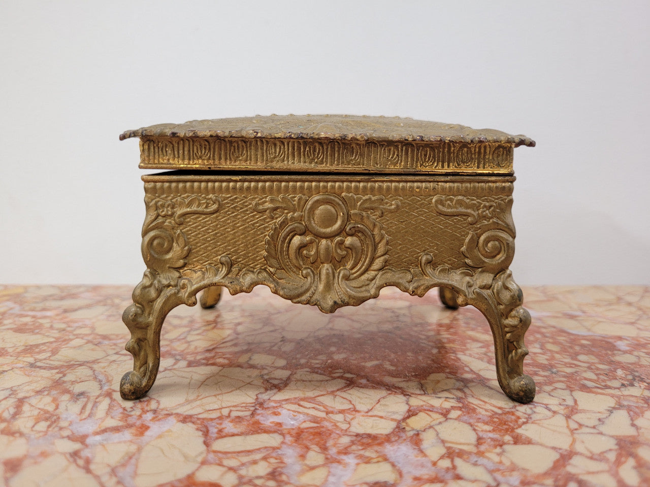 Lovely vintage gilded metal jewellery casket with cushion on the inside (can be removed). In good original and detailed condition.