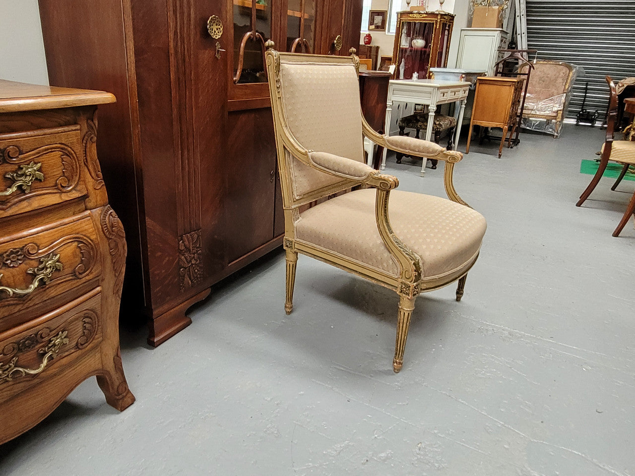 Louis XV style painted Fauteuil chair with attractive fabric upholstery. It has been sourced from France and is in good original detailed condition. The upholstery is in very good used condition, please view photos as they help for part of the description.
