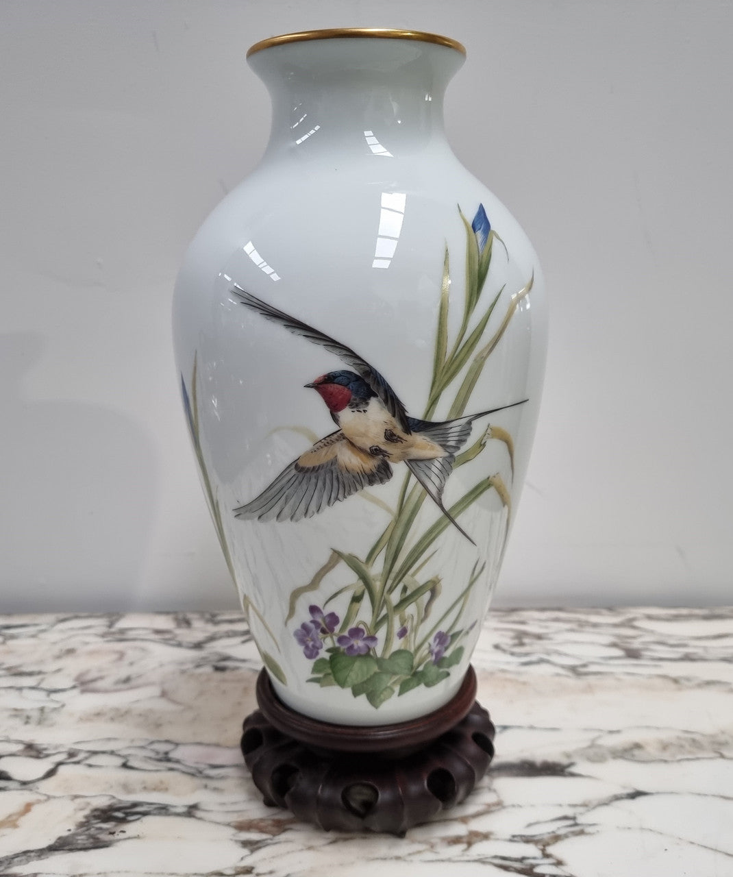 Vintage Meadowland Bird, Franklin Mint Base. 1980 Limited Edition trimmed with 24 ct. gold. Comes with Certificate and oriental stand. In good original condition, please view photos as they help form part of the description.