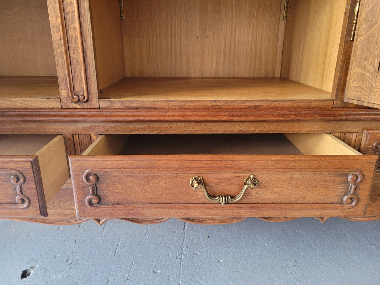 Vintage French Oak Bibliotheque / Library Bookcase/Office Bookcase
Sensational Vintage french oak Bookcase with amazing storage options ,with numerous adjustable shelves and 5 useful drawers to base. In very good original condition.