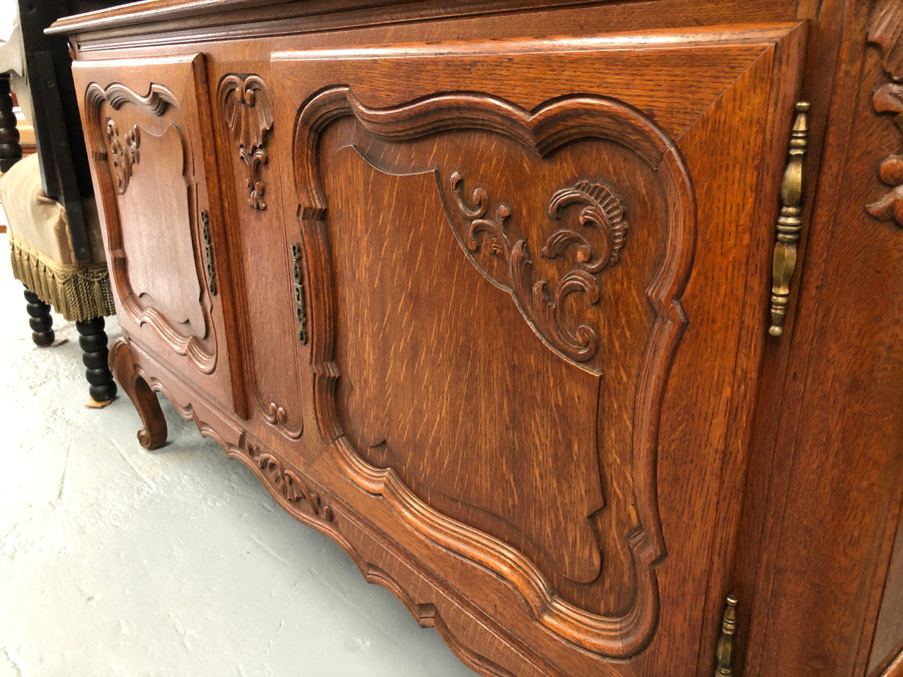 Beautifully carved French oak TV/Entertainment cabinet with great storage space. It has to lockable doors and is in very good original condition.