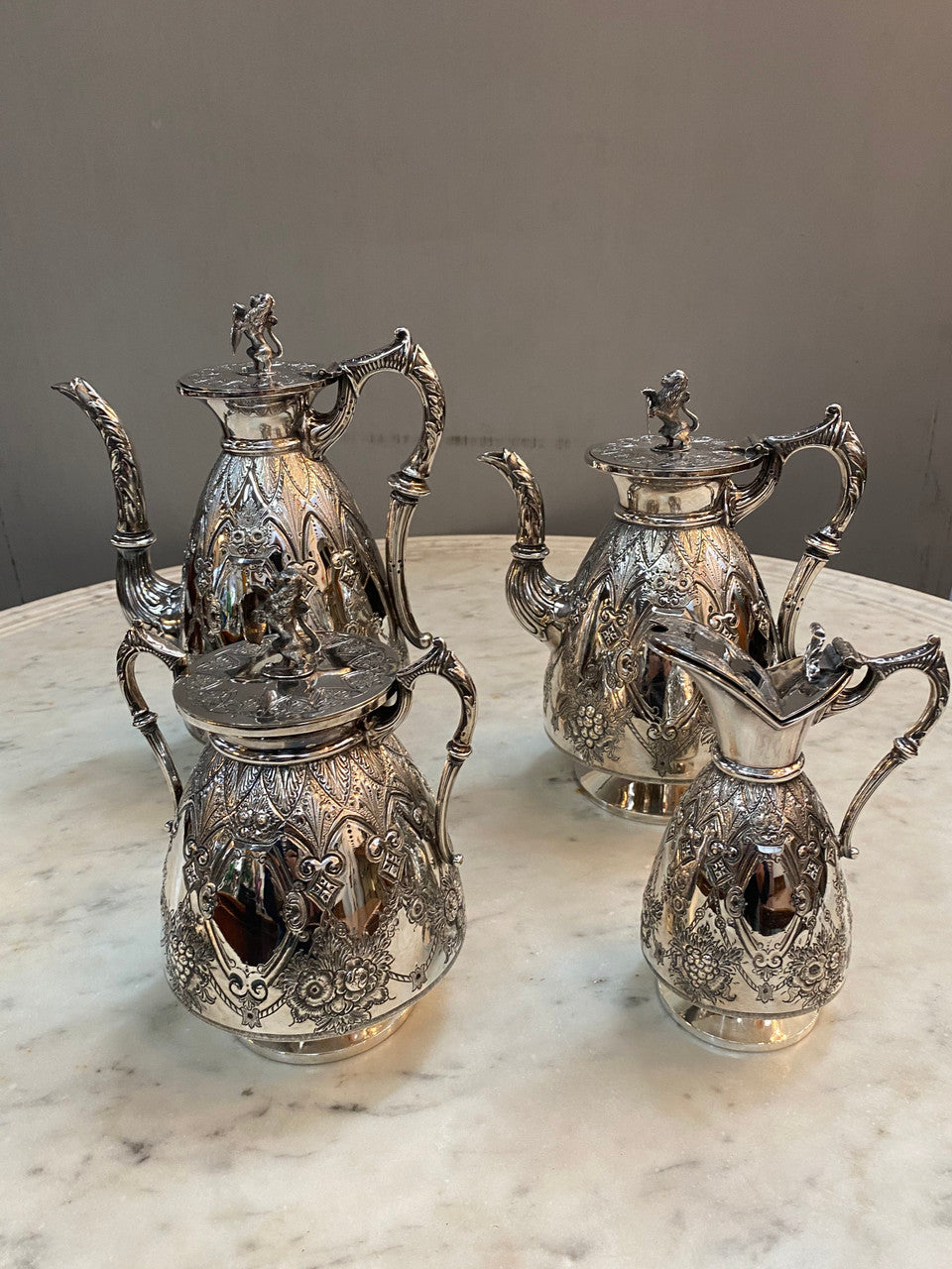 Amazing Quality Sheffield Plate Tea & Coffee Service By Walker & Hall
Gorgeous heavy quality Sheffield plate, tea & coffee service with lion finials.
The set is of the highest quality & has beautiful fine chasing & repoosse work. In very good original condition
