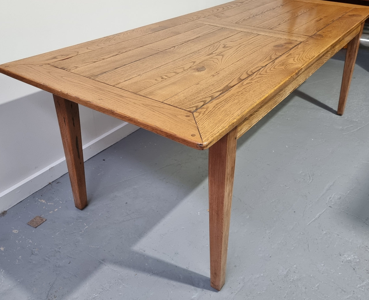 Fabulous Bespoke custom made Antique style American Oak Farmhouse Table. Made from reclaimed American Oak and is good original detailed condition.