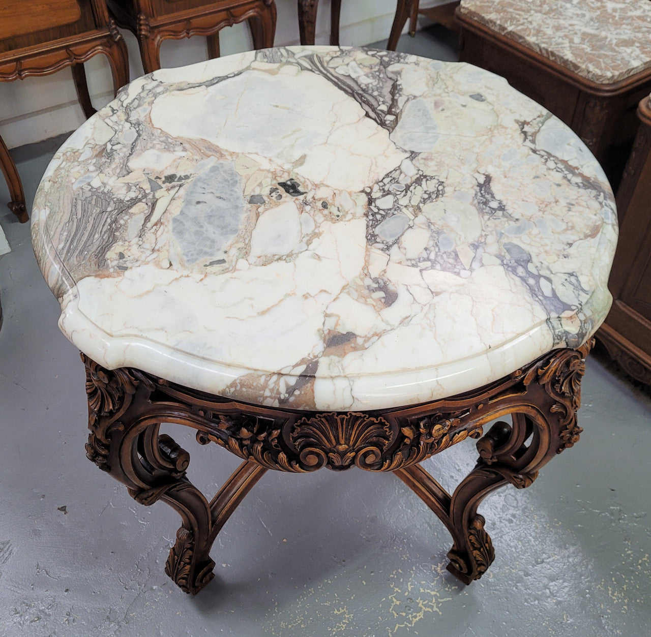 French Walnut Louis XV style round marble top centre table. It has amazing eye-catching marble, ornate detailed carvings and a beautifully carved undercarriage. In good original detailed condition.