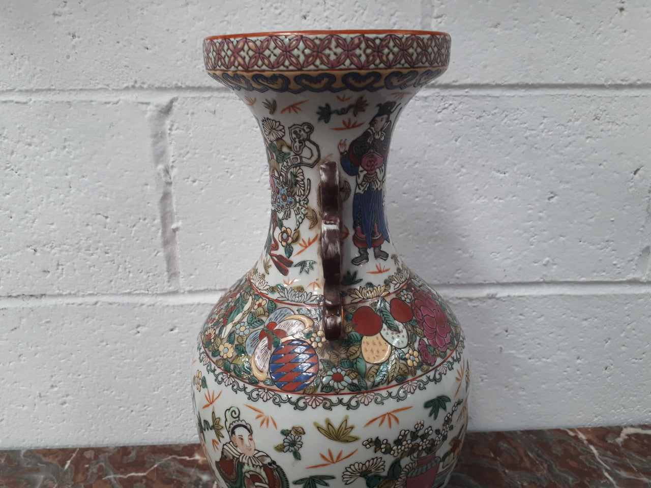 Antique 19th Century Chinese export hand-painted Qing Dynasty vase. Chien-Lung base. Rego mark to (1736-1795)