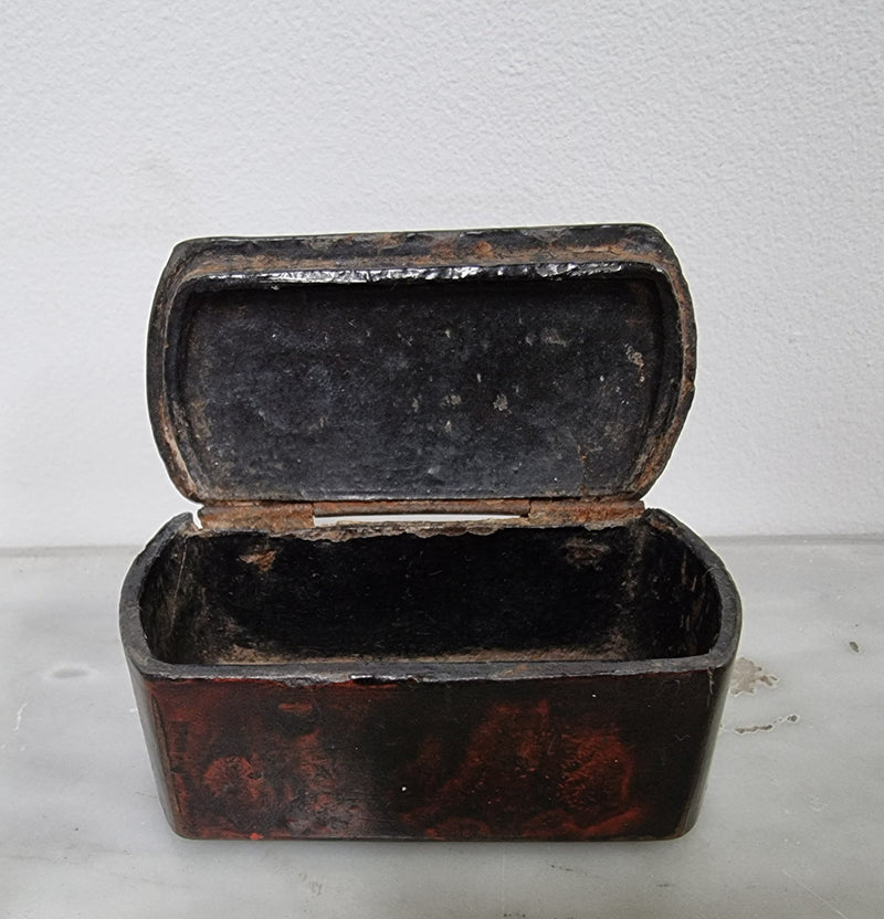 Beautiful Antique early 19th Century paper mache and faux Tortoiseshell snuff box with silver inlaid. It is in good original condition.