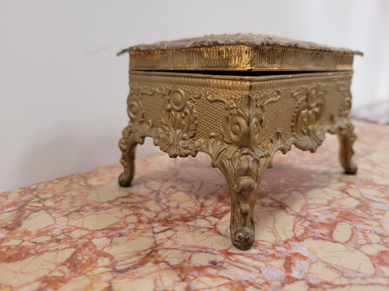 Lovely vintage gilded metal jewellery casket with cushion on the inside (can be removed). In good original and detailed condition.
