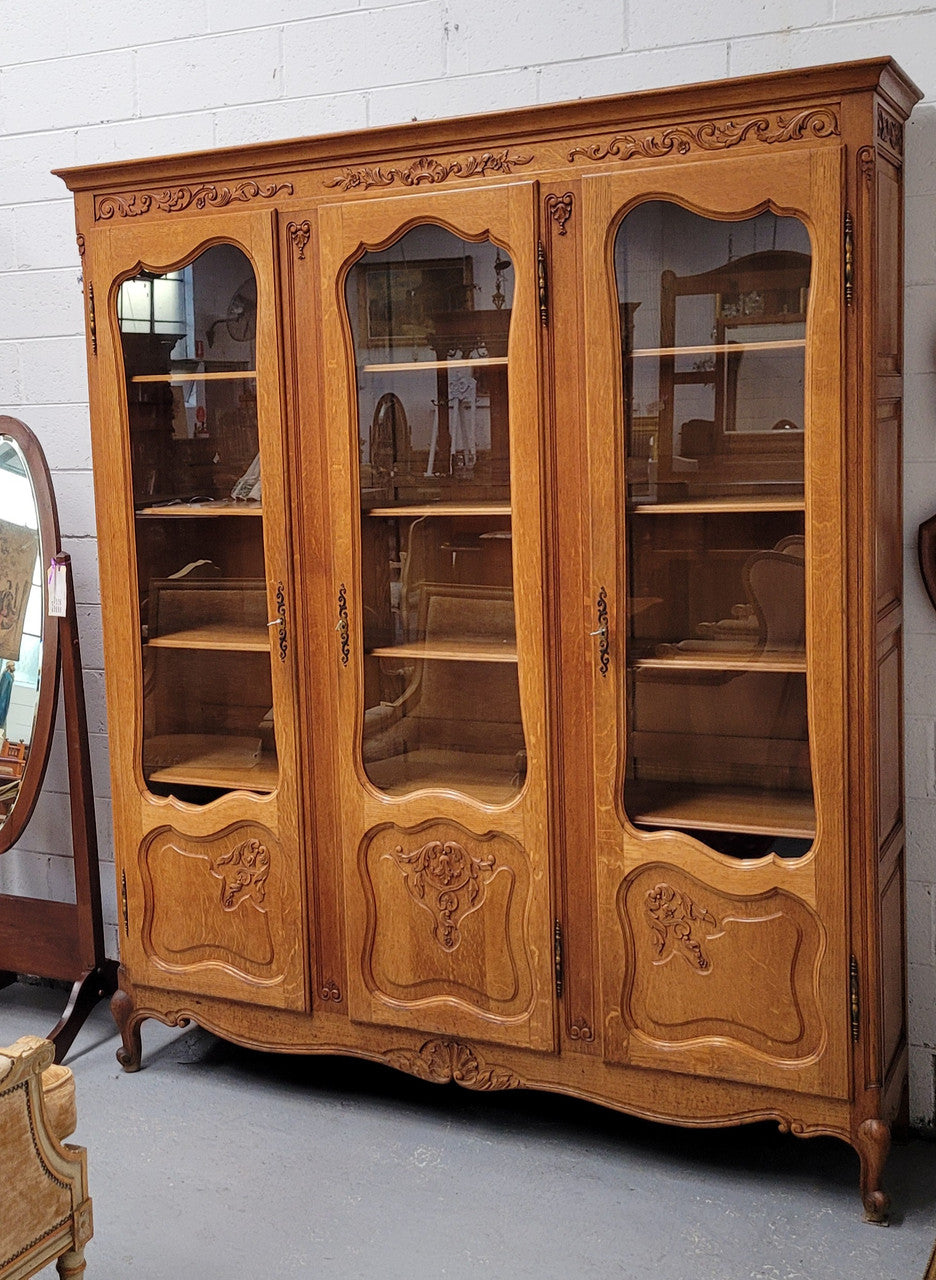 French Louis XV style light Oak three door bookcase with five fixed shelves. It has lovley glass doors and has been sourced from France. Is in good original detailed condition