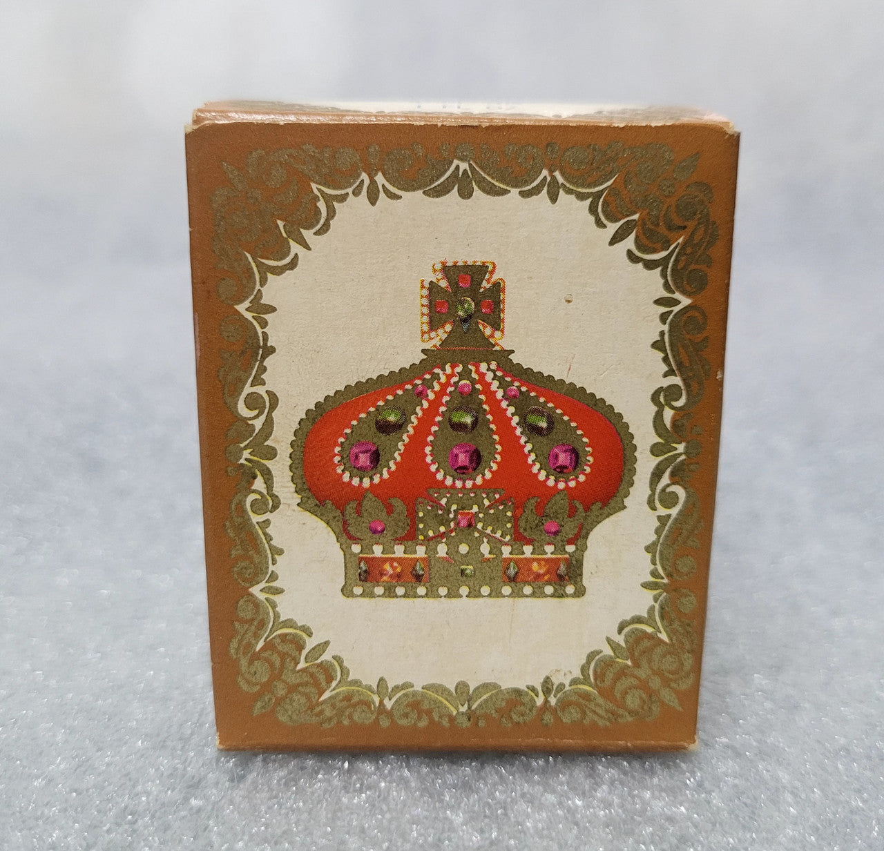 Lovely vintage Royale Avon cologne "Occur". It comes with its original perfume and in the original box. In good condition.