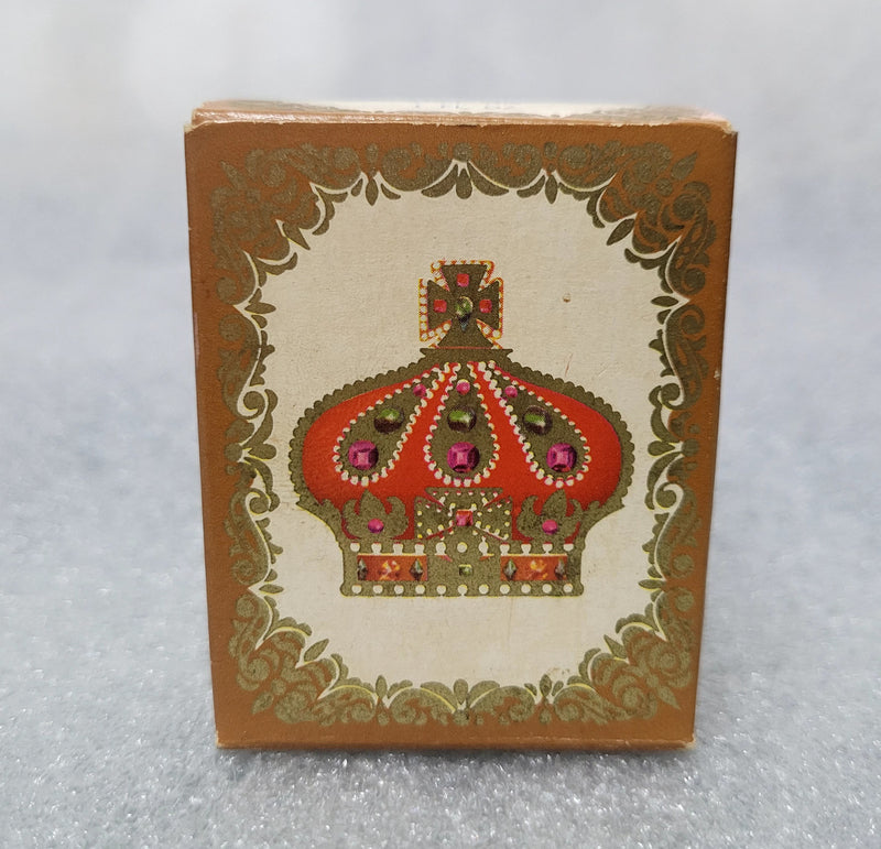 Lovely vintage Royale Avon cologne "Occur". It comes with its original perfume and in the original box. In good condition.