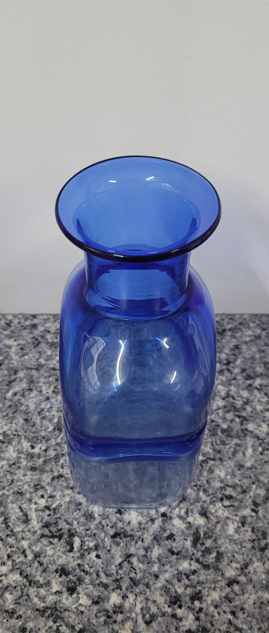 "Bertil Vallien" Kosta Boda blue vase. Bertil Vallien is an internationally celebrated glass artist and designer in Sweden who has received numerous awards. The vase is in good condition with no chips or cracks, please view photos as they help form part of the description.