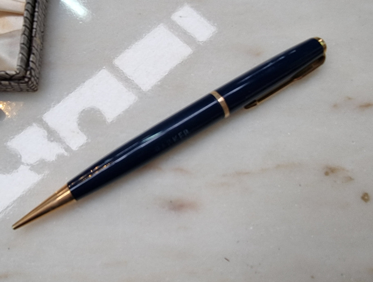 Lovely rare parker Duo Fold pen set . Fountain pen has a 14k Gold Nib. In original box.