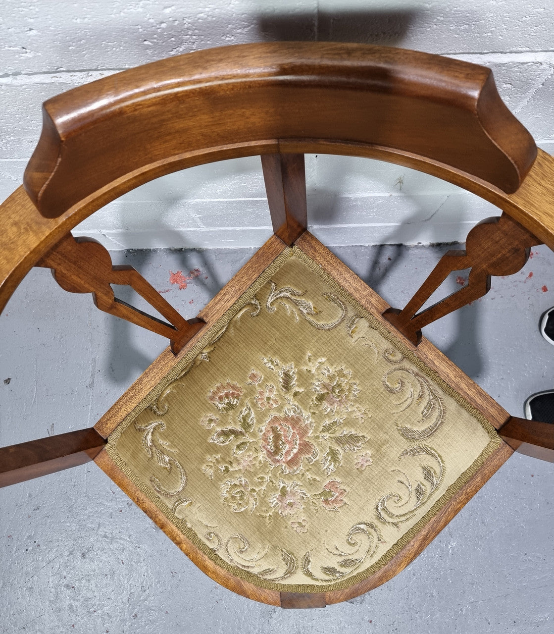 Mahogany upsholstered corner chair. It is in good original condition with clean upholstery.
