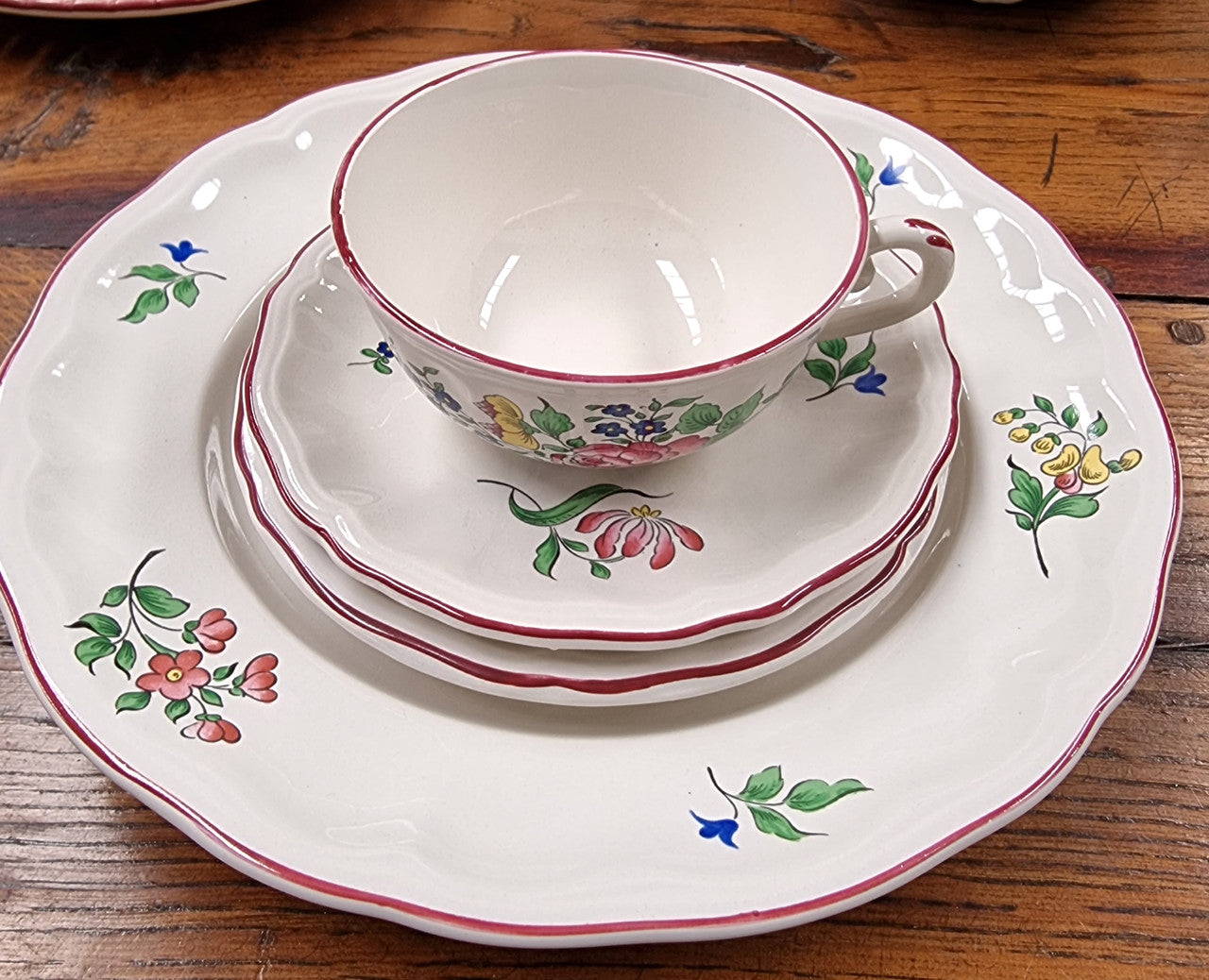A pretty French table setting made in France called Luneville. It consists of plates, cups, saucers, tea pot, milk jug, sugar bowl, tureens and cake plates a total of 53 pieces. Please view photos as they help form part of the descriptions.