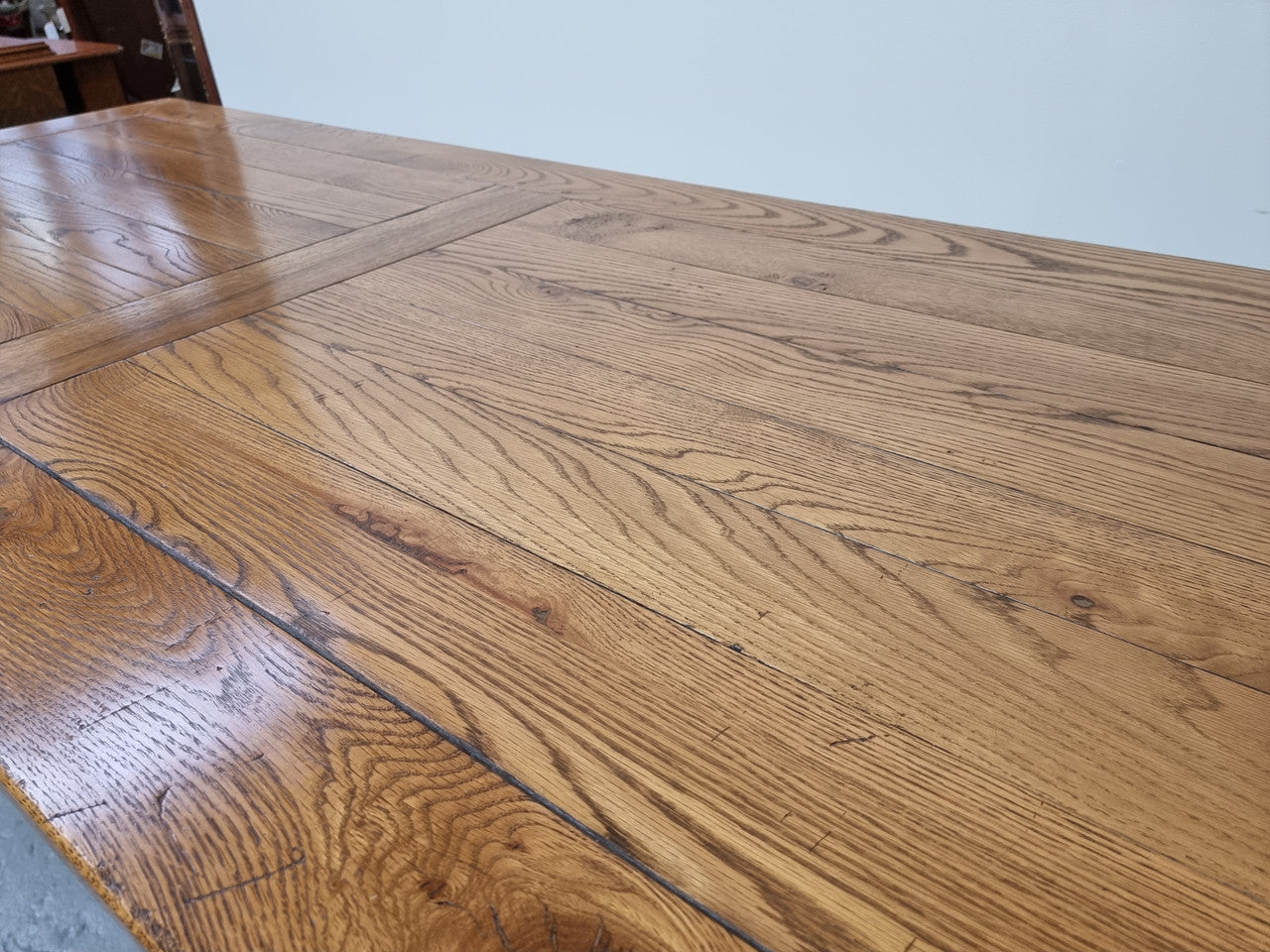 Fabulous Bespoke custom made Antique style American Oak Farmhouse Table. Made from reclaimed American Oak and is good original detailed condition.