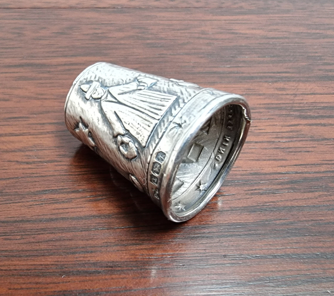 Sterling silver boxed thimble from the Heritage Collection “Three Kings”. Birmingham 1991.