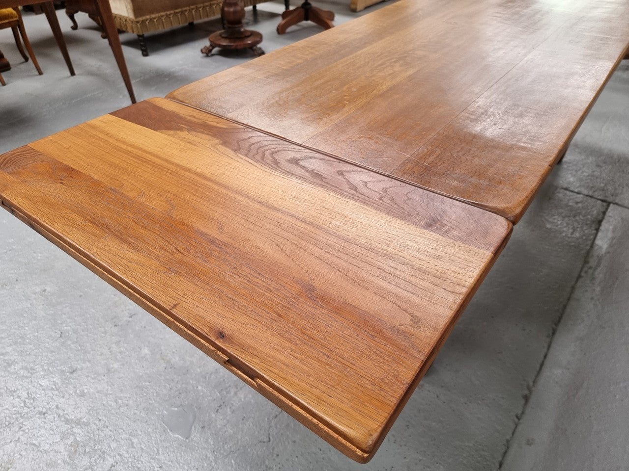 French Oak Farmhouse table with a beautiful pedestal base and can easily be extended by adding extension leaves at both ends. In good original restored condition.