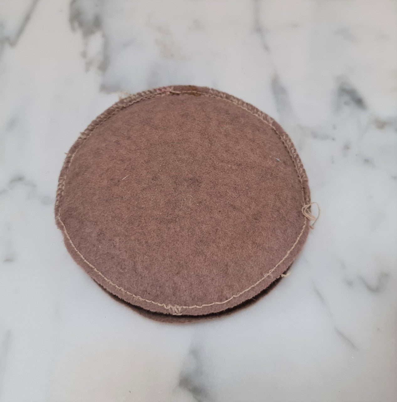 This beautiful sterling silver compact with interior mirror has a stunning mint green guilloche top in very good condition . It is marked "Birmingham 1937".