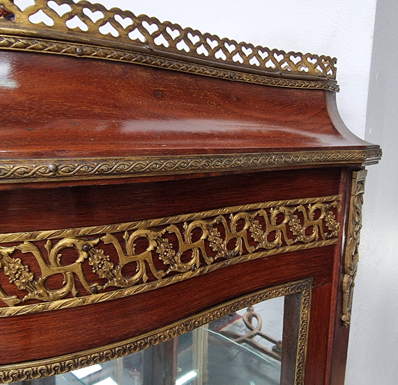Beautiful French Louis XV style vitrine/ display cabinet with curved glass, gilt mounts, mirrored back and two glass shelves for your displays . It is in good original detailed condition.