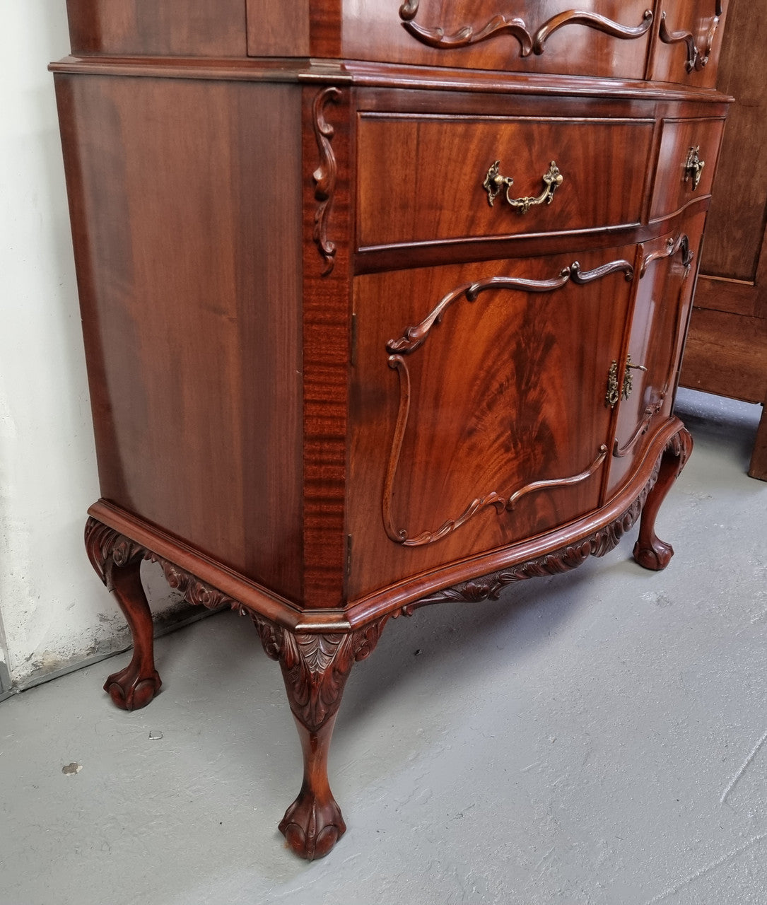 1950’s Chippendale Style Flame Mahogany Four door Bar. The top section has glass shelves and a mirrored pull out tray for storing glasses, decanters & serving etc. It also has a silver presentation plaque to the Mayor of Hawthorn 1958. The bottom section is for storage bottles etc. A stunning and practical piece.