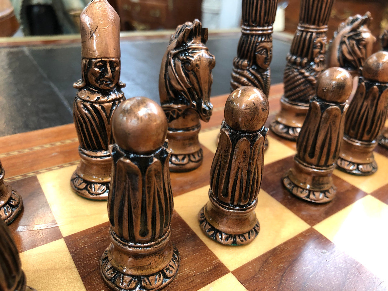 Lovely vintage chess set of handcrafted Takaka chess pieces from Crisan Craft in good condition, made in New Zealand.