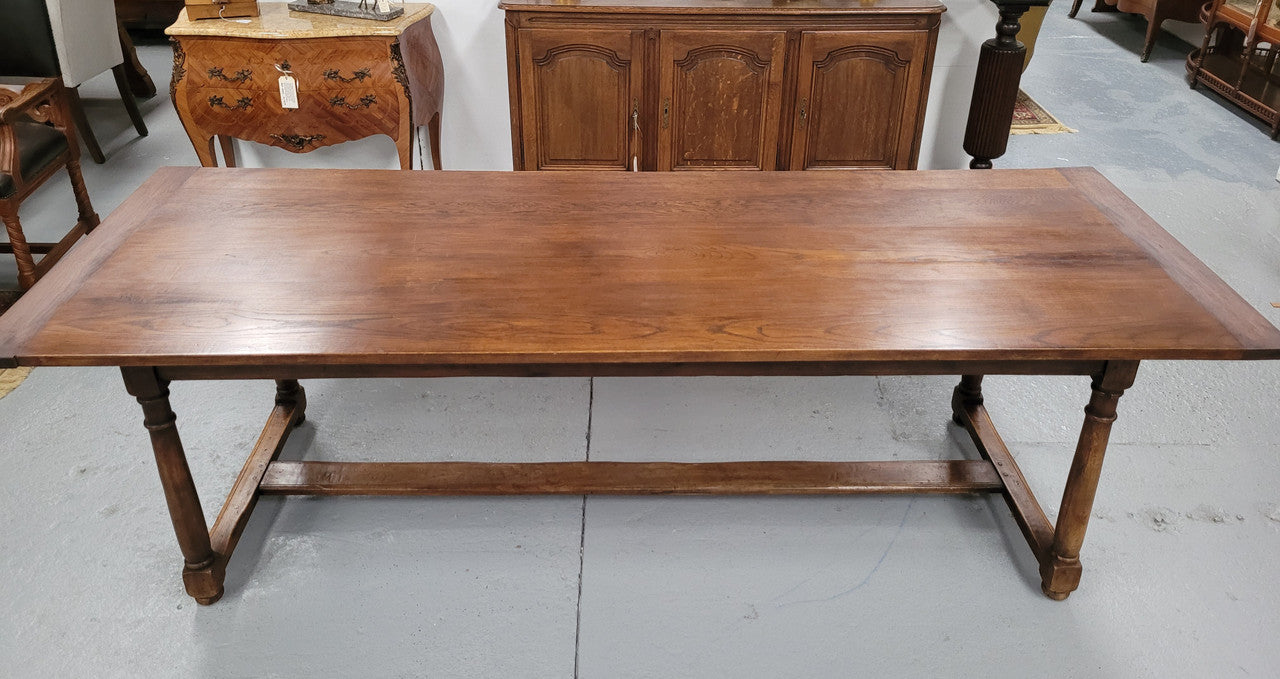 French oak pedestal farmhouse style dining table, sourced from France and in good original detailed conditions. Please see pictures to form part of the description.