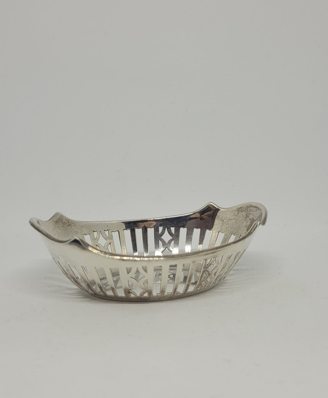 Beautiful sterling silver pin dish. Clearly marked Birmingham 1934. In very good original condition.
