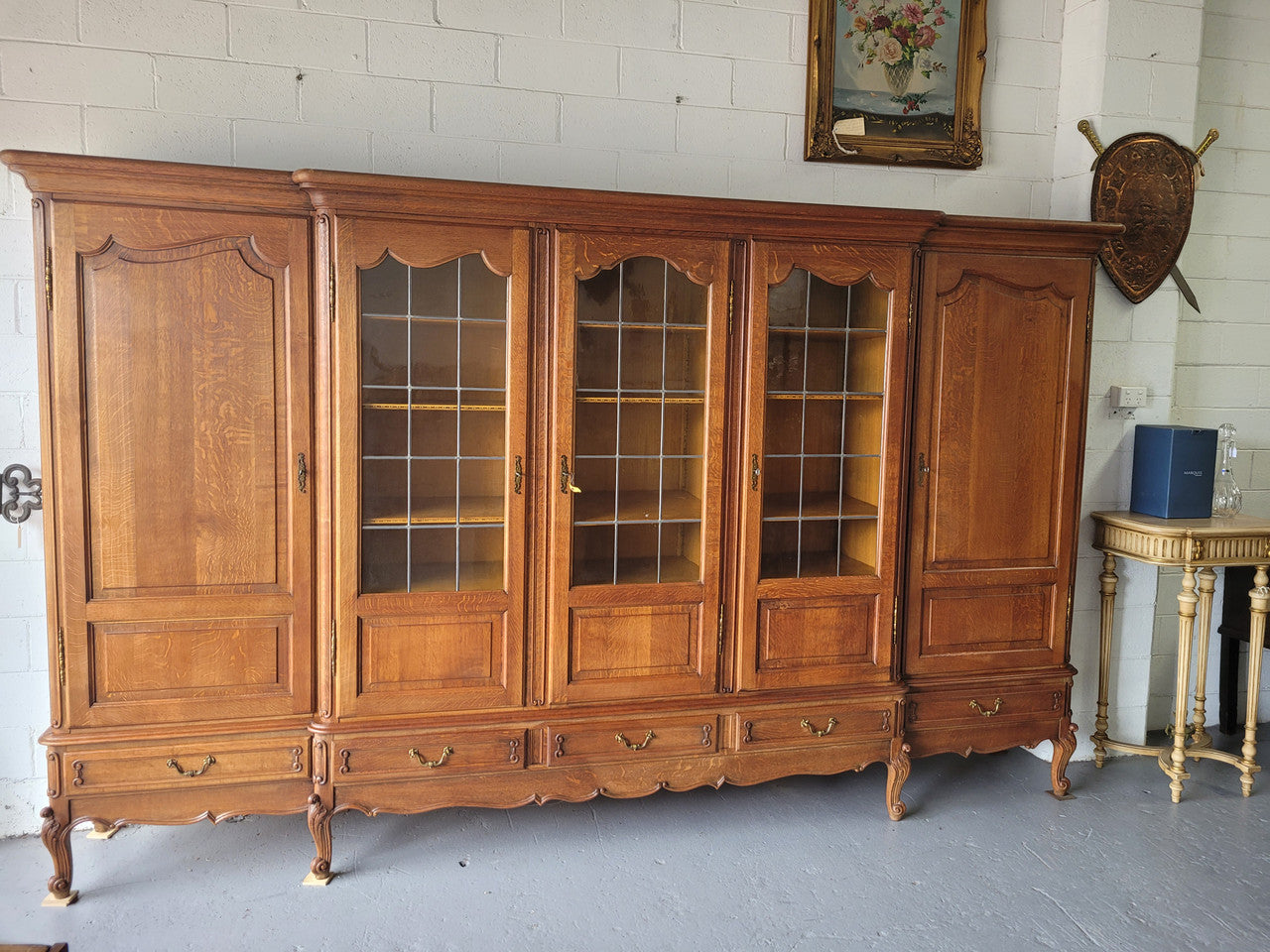 Vintage French Oak Bibliotheque / Library Bookcase/Office Bookcase
Sensational Vintage french oak Bookcase with amazing storage options ,with numerous adjustable shelves and 5 useful drawers to base. In very good original condition.