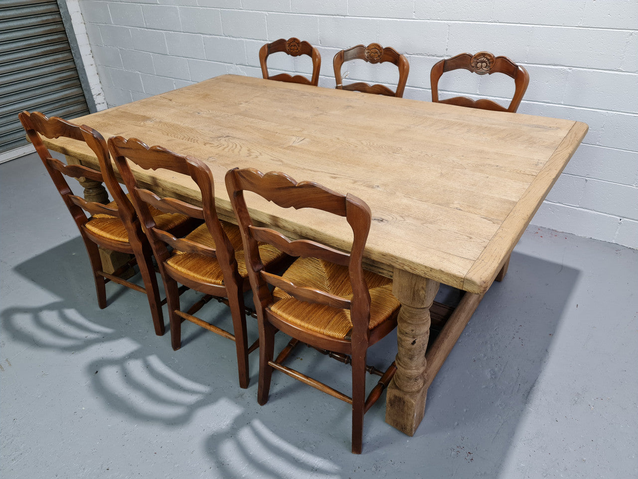 French country style bleached Oak farmhouse table. With nicely turned legs and is in good original condition.