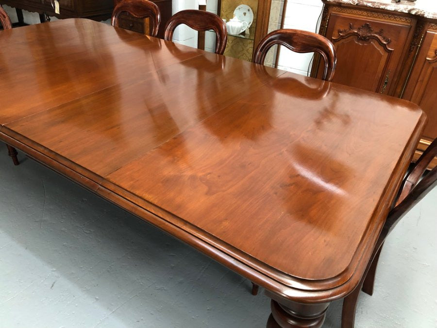 Lovely Victorian Walnut Extension dining table on castors and 8 lovely upholstered dining chairs in good condition.