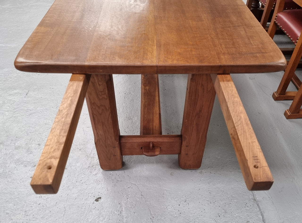French Oak Farmhouse table with a beautiful pedestal base and can easily be extended by adding extension leaves at both ends. In good original restored condition.