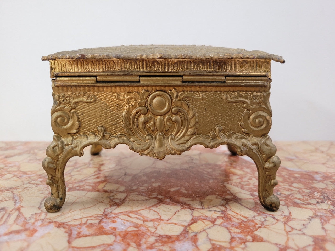 Lovely vintage gilded metal jewellery casket with cushion on the inside (can be removed). In good original and detailed condition.