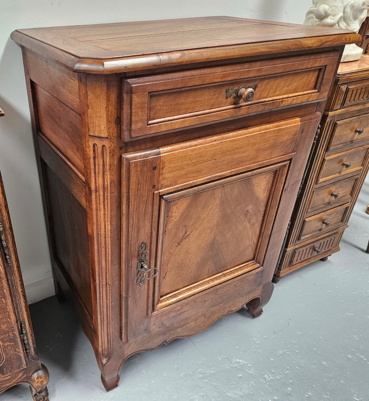 Louis XVth style walnut cupboard with 1 drawer & 2 shelves. Circ: 1930's. In good original condition.