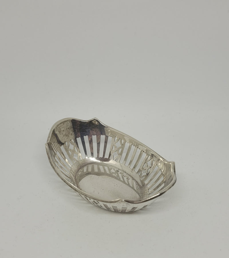 Beautiful sterling silver pin dish. Clearly marked Birmingham 1934. In very good original condition.
