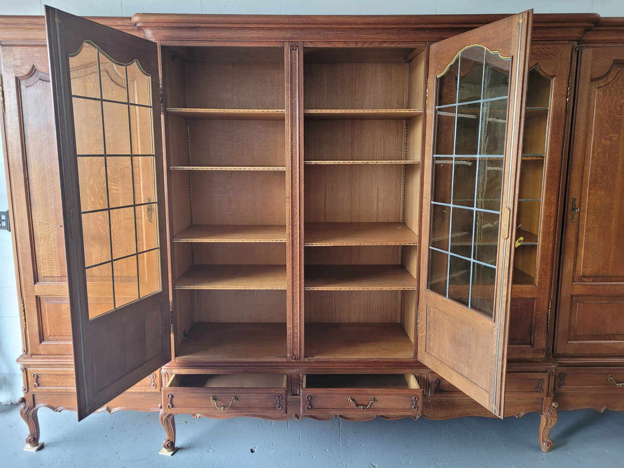 Vintage French Oak Bibliotheque / Library Bookcase/Office Bookcase
Sensational Vintage french oak Bookcase with amazing storage options ,with numerous adjustable shelves and 5 useful drawers to base. In very good original condition.
