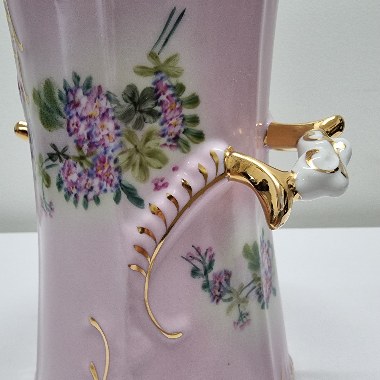 Lovely pink decorative vase with flowers and gold details. In good original condition. Please view photos as they form part of the description.