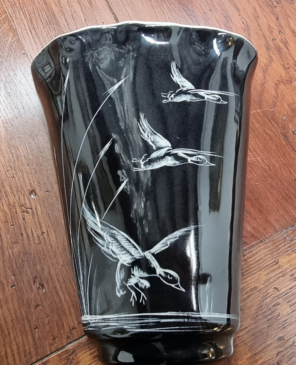Charming vintage wall pocket vase. Black with hand painted cream ducks. Length 19.5cm Width 14.5cm Marked W26 on the rear.