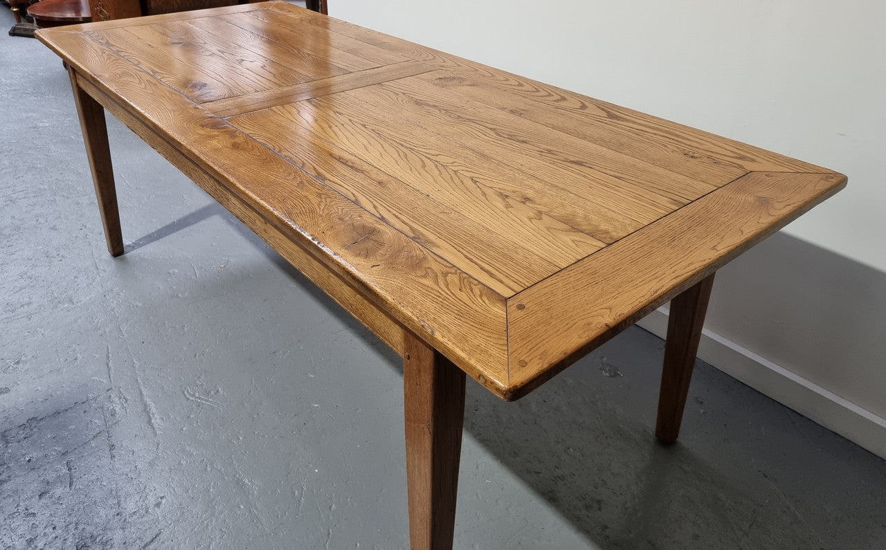 Fabulous Bespoke custom made Antique style American Oak Farmhouse Table. Made from reclaimed American Oak and is good original detailed condition.
