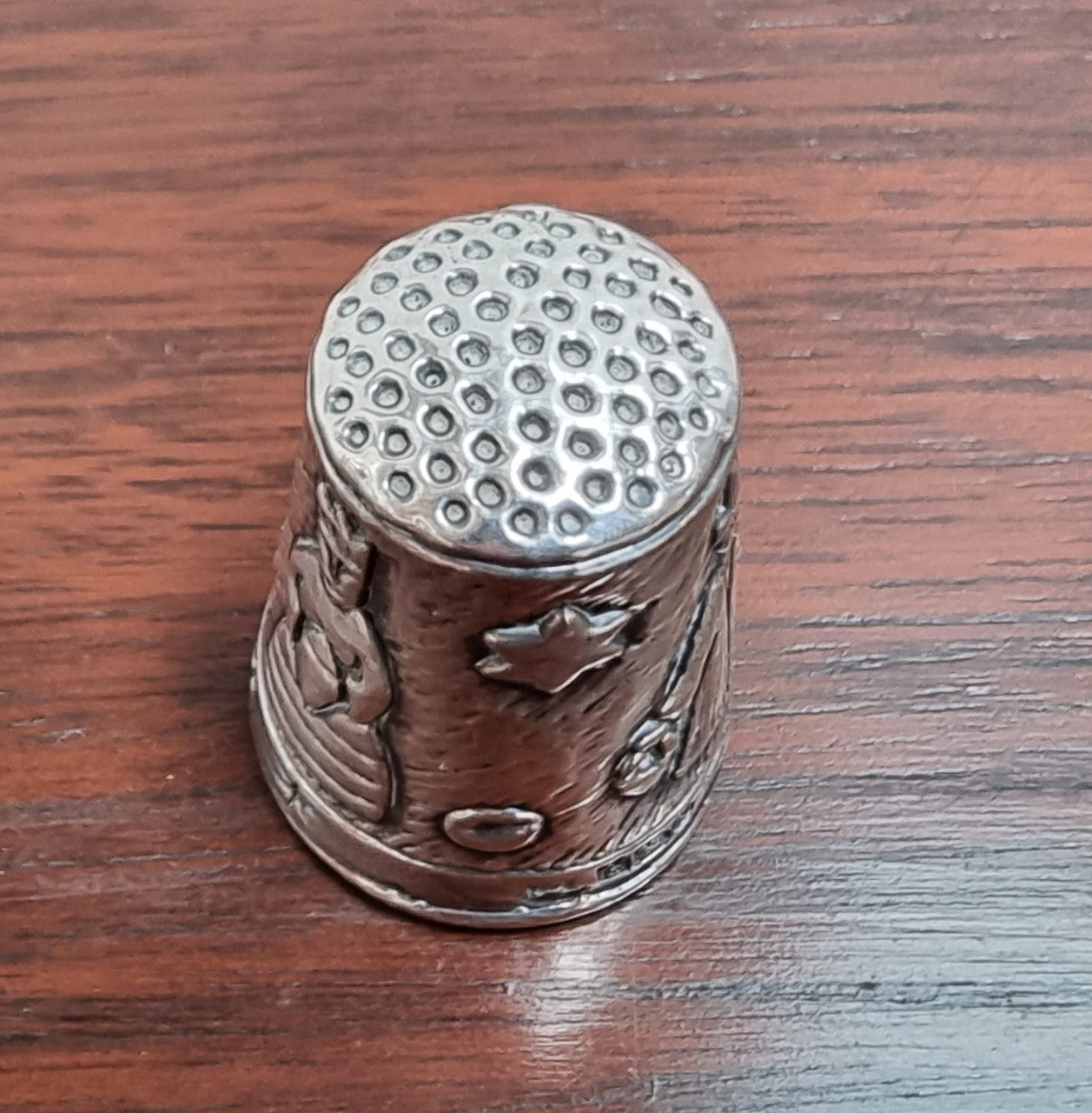 Sterling silver boxed thimble from the Heritage Collection “Three Kings”. Birmingham 1991.