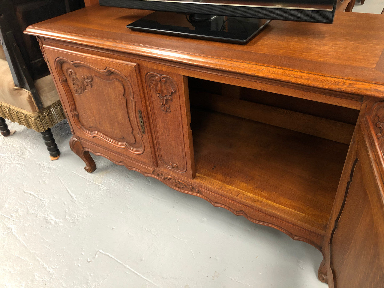 Beautifully carved French oak TV/Entertainment cabinet with great storage space. It has to lockable doors and is in very good original condition.
