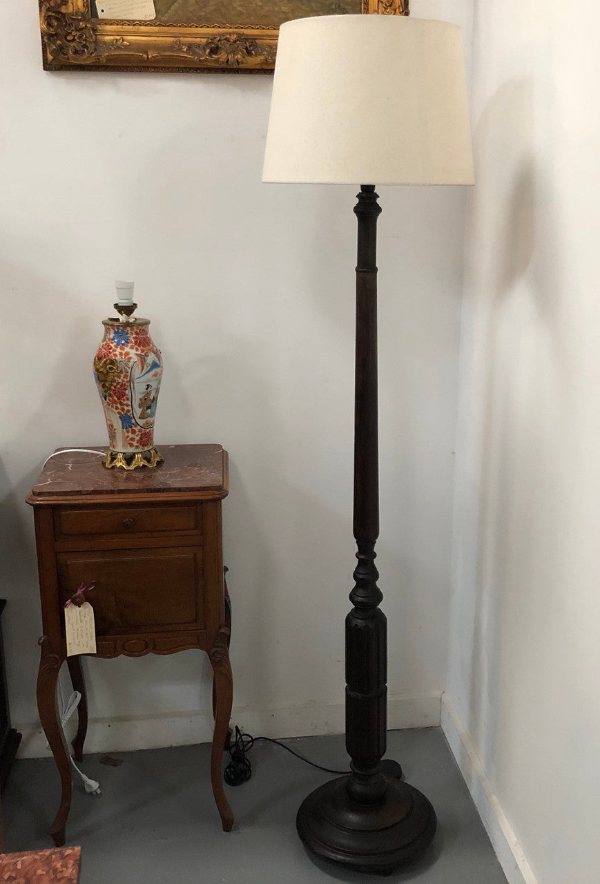 Oak Tudor style standard lamp that has been rewired and has a foot switch. In good original condition.
Please note lampshade shown in photos is not included.