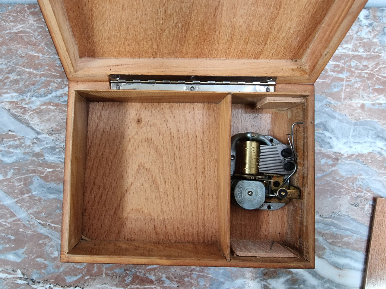 Vintage decorative inlaid mahogany Music Box. In good condition please view photos as they help form part of the description.