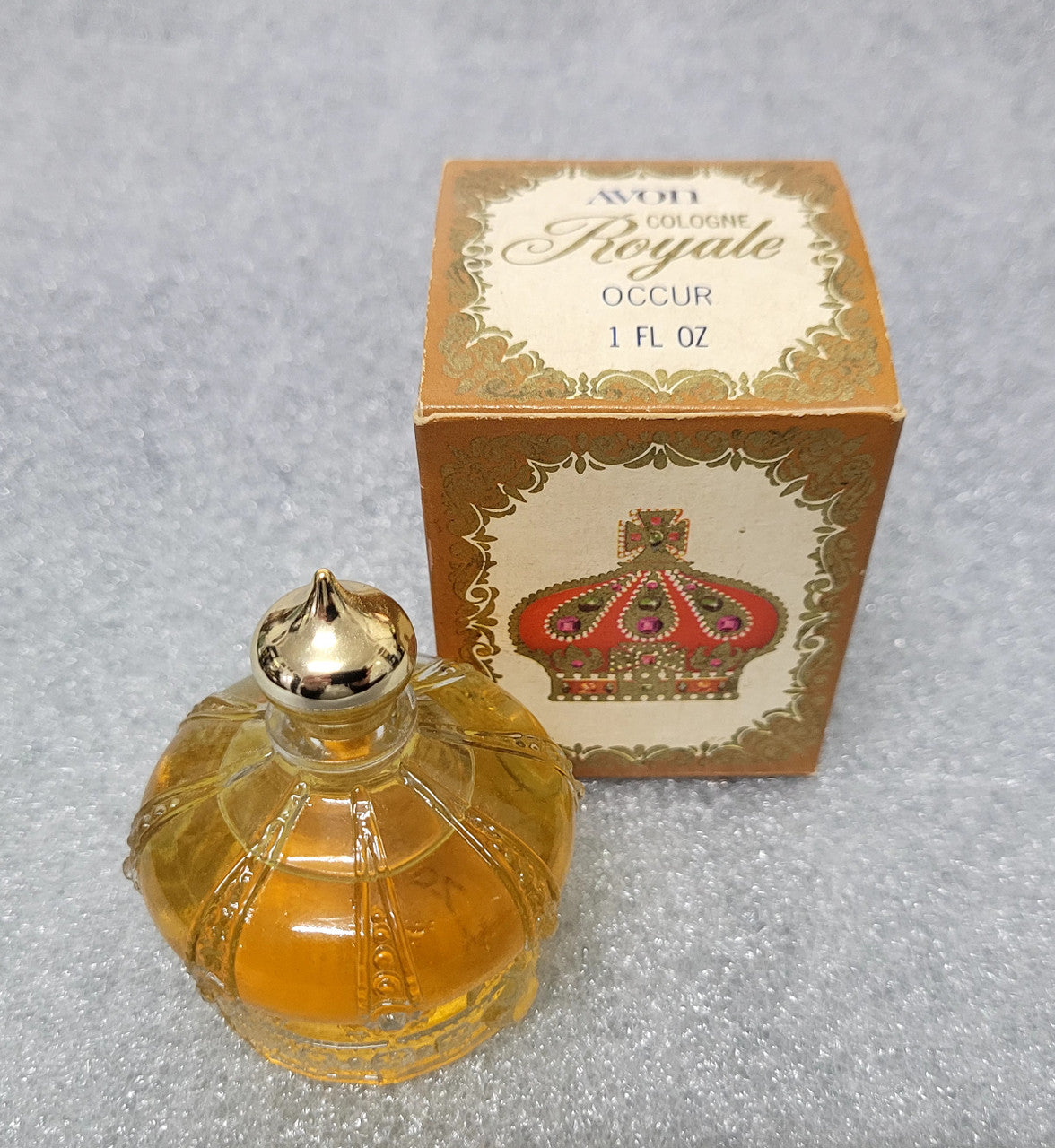 Lovely vintage Royale Avon cologne "Occur". It comes with its original perfume and in the original box. In good condition.